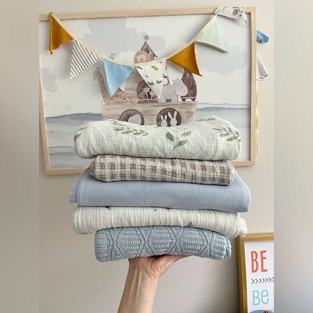 • lot of swaddles •